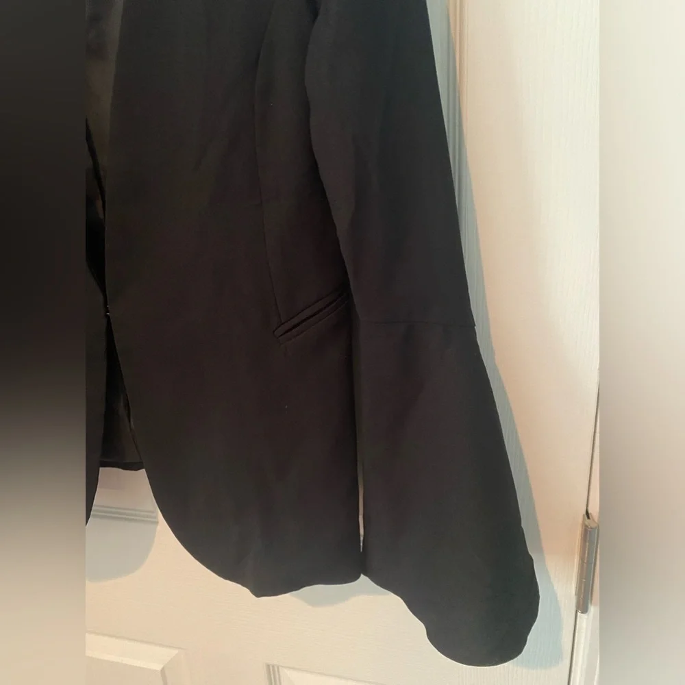 EUC Tea n Cup Women’s Bell Sleeve Blazer - Black, size M - Picture 4 of 6